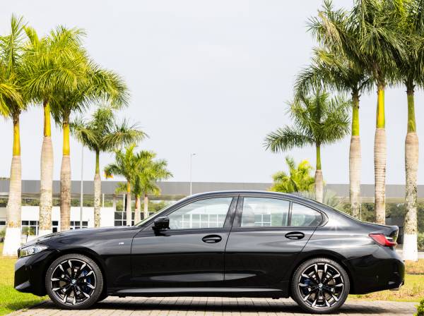 BMW Série 3 preto com os vidros de fábrica, sem película: o interior fica à vista e exposto ao sol