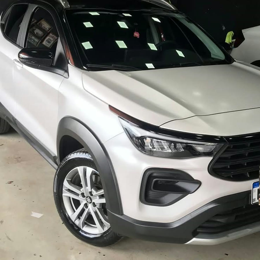 Fiat Pulse com envelopamento branco pérola finalizado