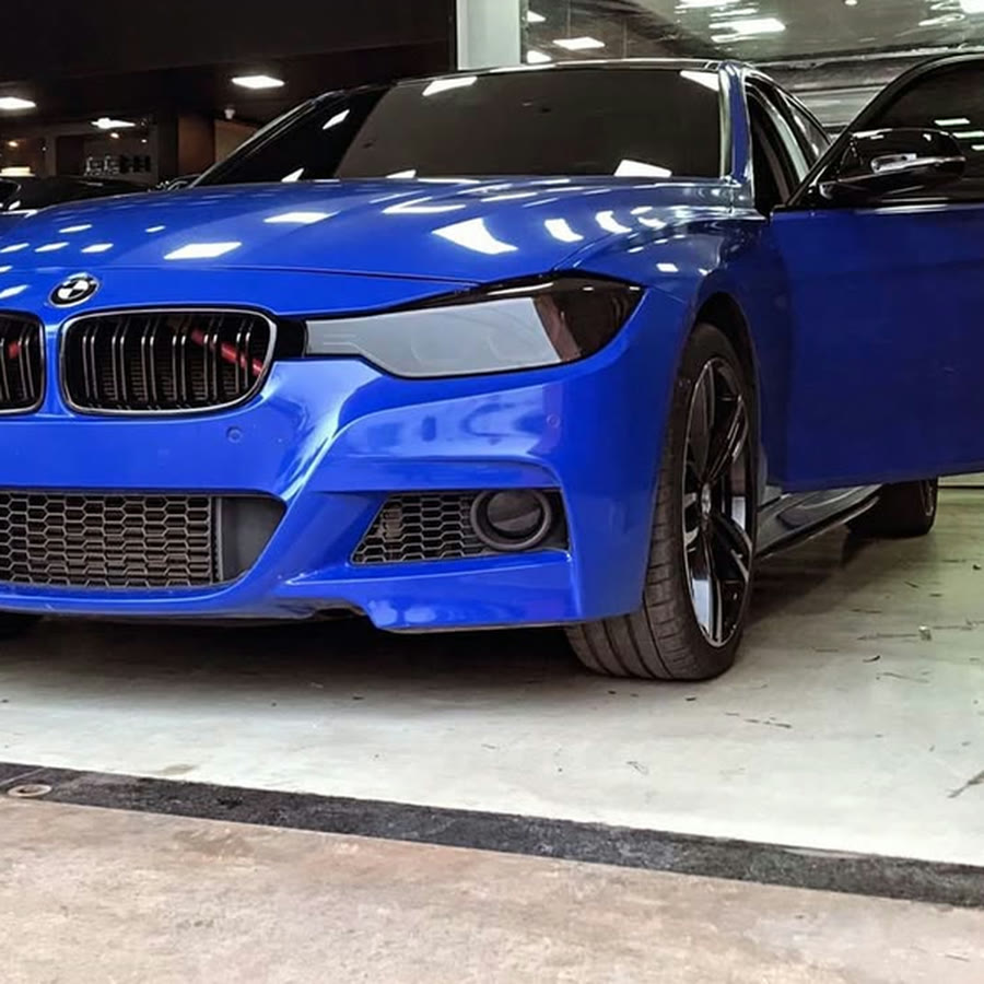 BMW azul com fumê cristal aplicado nos faróis