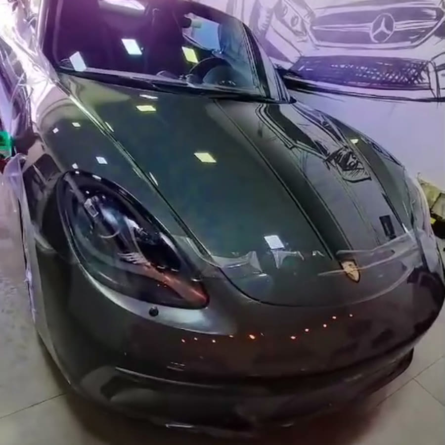 Porsche esportivo cinza recebendo PPF no estúdio da Detailling Film