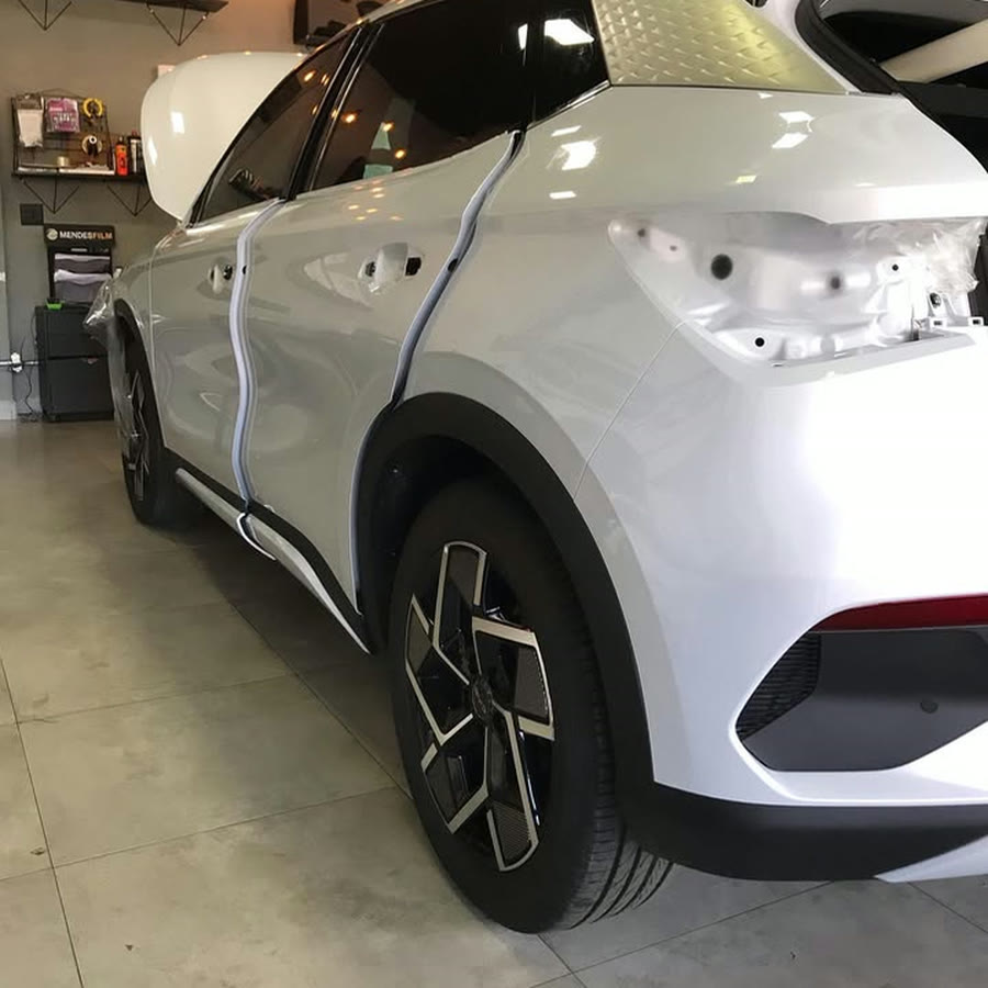 SUV branco em processo de aplicação de película no estúdio